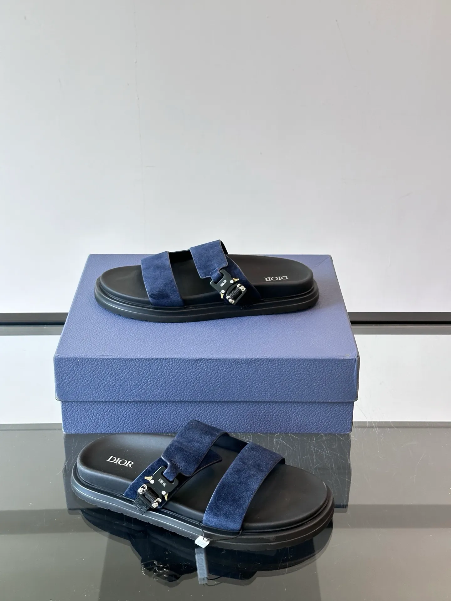 Factory price: 300💰Dior Aqua men's sandals and slippers. Showcasing Dior haute couture design. The Dior gray suede strap is accented with an aluminum Dior buckle for added style. Paired with a comfortable tonal notch sole, they pair easily with shorts or jeans for a sophisticated look. Main body: suede cow leather, technical fabric lining: cow leather, with adjustable straps, aluminum Dior buckle, Dior gray EVA insole, tonal notch rubber outsole splicing structure👌👌 size: 38-44 (45.46 customized)